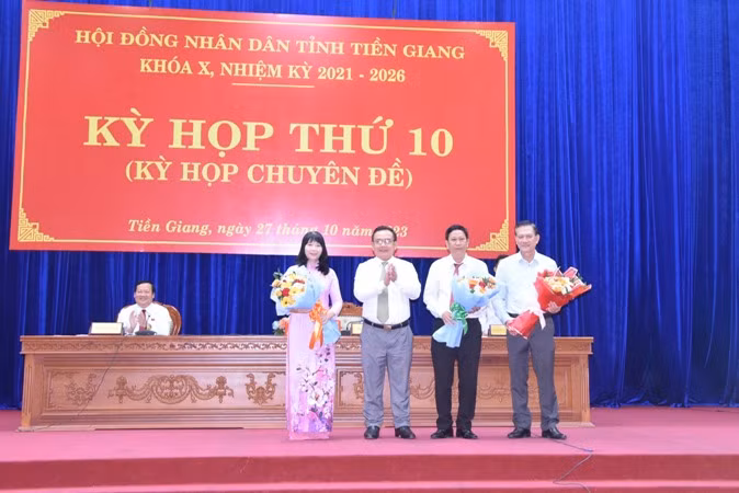 Tặng quà cho các đồng chí được miễn nhiệm và trúng cử Ủy viên Ủy ban nhân dân tỉnh Tiền Giang nhiệm kỳ 2021-2026. Tặng quà cho các đồng chí được miễn nhiệm và trúng cử Ủy viên Ủy ban nhân dân tỉnh Tiền Giang nhiệm kỳ 2021-2026.