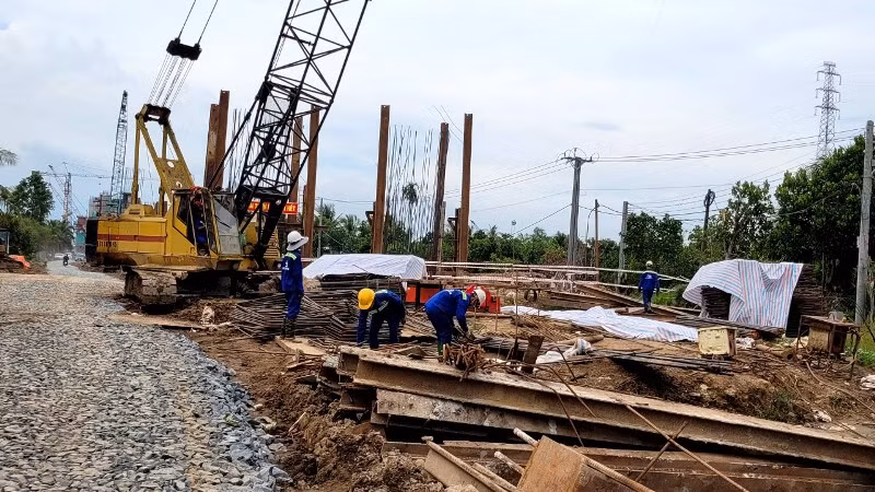 Công nhân thi công dự án cầu Rạch Miễu 2.