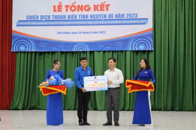 Công ty Trách nhiệm hữu hạn Một thành viên Genuwin Thới Sơn tặng 50 triệu đồng cho Tỉnh đoàn Tiền Giang.