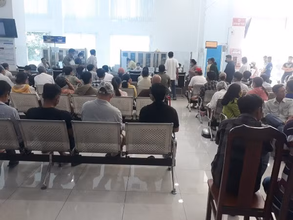 Việc ùn ùn đi đổi giấy phép lái xe đã gây quá tải cho bộ phận cấp đổi.