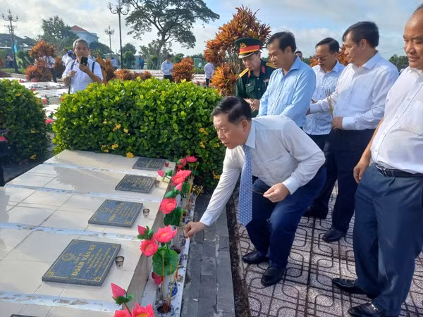 Đồng chí Nguyễn Trọng Nghĩa cùng Đoàn công tác viếng Nghĩa trang liệt sĩ.