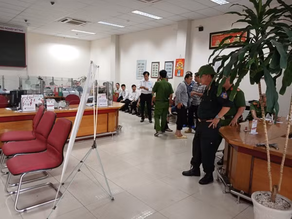 Lực lượng công an phối hợp với ngân hàng để điều tra, truy bắt đối tượng. Lực lượng công an phối hợp với ngân hàng để điều tra, truy bắt đối tượng.