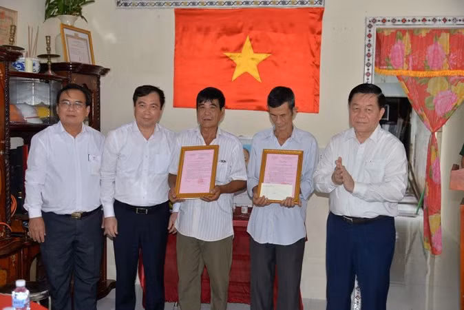 Đồng chí Nguyễn Trọng Nghĩa trao nhà tình nghĩa tại thị xã Gò Công. Đồng chí Nguyễn Trọng Nghĩa trao nhà tình nghĩa tại thị xã Gò Công.