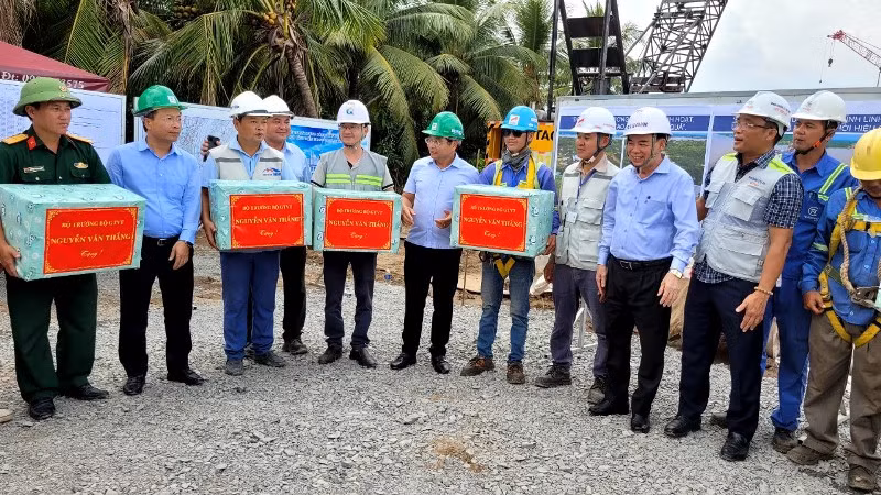 Đồng chí Nguyễn Văn Thắng thăm, tặng quà cho người lao động tại công trường.