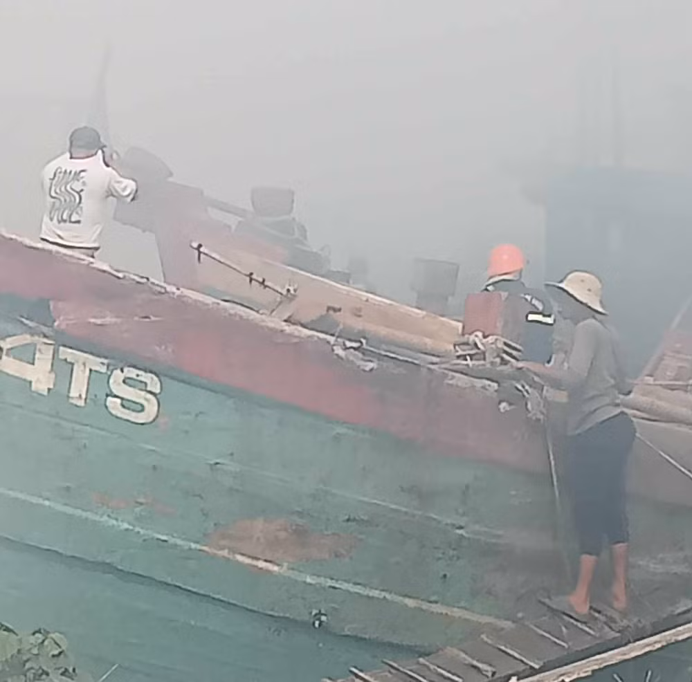 Lực lượng chức năng và người dân tham gia chữa cháy. Lực lượng chức năng và người dân tham gia chữa cháy.