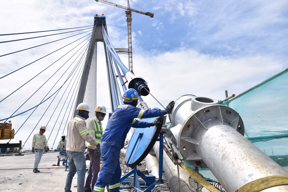 Bộ phận kỹ thuật đang hoàn thiện những bước cuối cùng cho dây văng cuối. Bộ phận kỹ thuật đang hoàn thiện những bước cuối cùng cho dây văng cuối.
