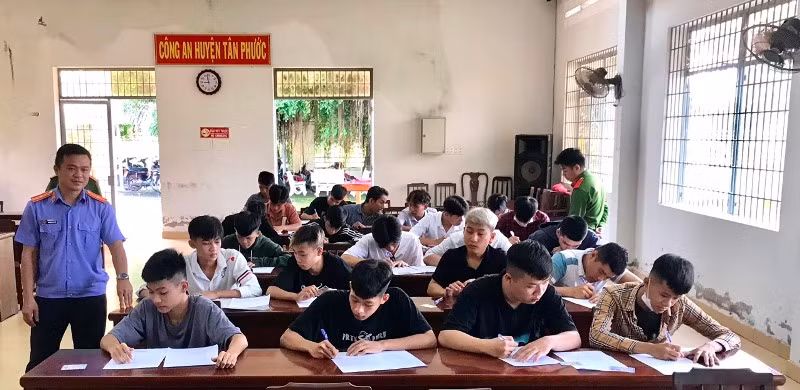 Các đối tượng viết tường trình sự việc. 
