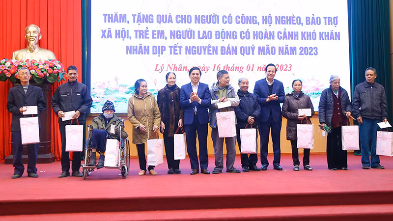 Bộ trưởng Lao động-Thương binh và Xã hội Đào Ngọc Dung, lãnh đạo tỉnh Hà Nam tặng quà gia đình chính sách tại huyện Lý Nhân nhân dịp Tết Nguyên đán Quý Mão. (Ảnh: Molisa)