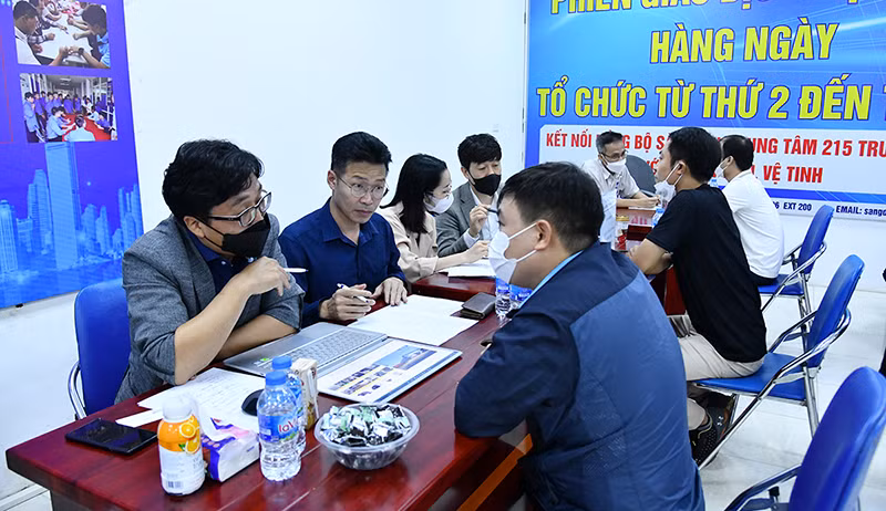 Phiên giao dịch việc làm cho lao động EPS tại Hà Nội do Trung tâm Lao động ngoài nước tổ chức vào tháng 11/2022. (Ảnh: Nhật Quang). Phiên giao dịch việc làm cho lao động EPS tại Hà Nội do Trung tâm Lao động ngoài nước tổ chức vào tháng 11/2022. (Ảnh: Nhật Quang).