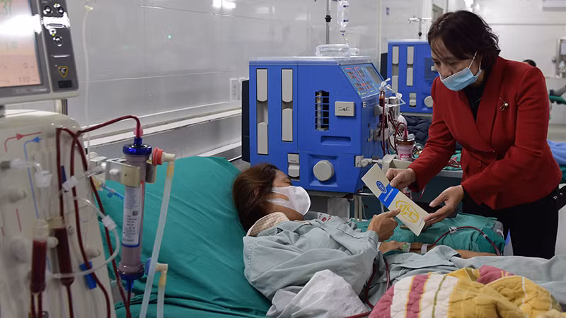 Lãnh đạo Bảo hiểm xã hội Hà Nội trao tặng quà cho bệnh nhân tại Bệnh viện Thận Hà Nội. (Ảnh: BT)