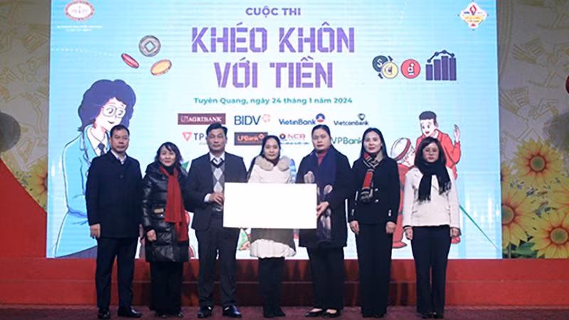 Đoàn đại biểu Quốc hội tỉnh và Ngân hàng chính sách xã hội Việt Nam chi nhánh tỉnh Tuyên Quang trao tặng máy tính cho trường THCS Lê Quý Đôn. 