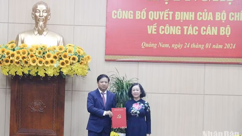 Đồng chí Trương Thị Mai, Ủy viên Bộ Chính trị, Thường trực Ban Bí thư, Trưởng Ban Tổ chức Trung ương trao quyết định điều động, chỉ định đồng chí Lương Nguyễn Minh Triết giữ chức Bí thư Tỉnh ủy Quảng Nam nhiệm kỳ 2020-2025.