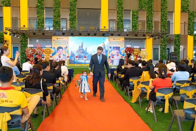 “INschool Fashion Show” – Tiết mục trình diễn thời trang đầy màu sắc đến từ các mẫu nhí của trường Mầm non INschool mở màn buổi lễ khánh thành. “INschool Fashion Show” – Tiết mục trình diễn thời trang đầy màu sắc đến từ các mẫu nhí của trường Mầm non INschool mở màn buổi lễ khánh thành.