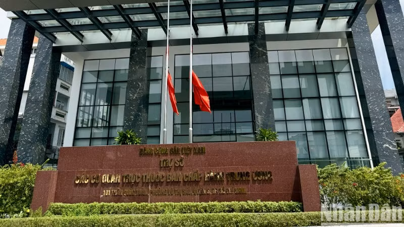 Nhiều trụ sở tại Thành phố Hồ Chí Minh treo cờ rủ trong ngày đầu Quốc tang nguyên Chủ tịch Đảng Nhân dân Cách mạng Lào, nguyên Chủ tịch nước Cộng hòa Dân chủ Nhân dân Lào Khamtay Siphandone. 
