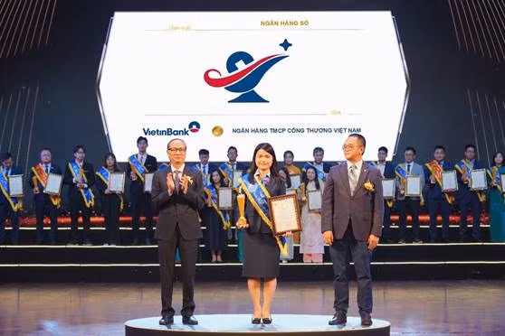 Đại diện VietinBank nhận Giải thưởng Sao Khuê 2025 cho ứng dụng VietinBank Genie. Đại diện VietinBank nhận Giải thưởng Sao Khuê 2025 cho ứng dụng VietinBank Genie.