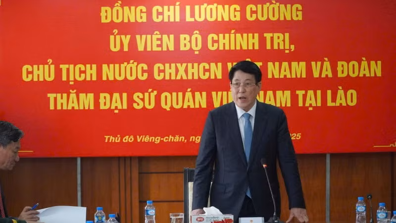 Chủ tịch nước Lương Cường phát biểu tại cuộc gặp với cán bộ, nhân viên Đại sứ quán Việt Nam tại Lào.