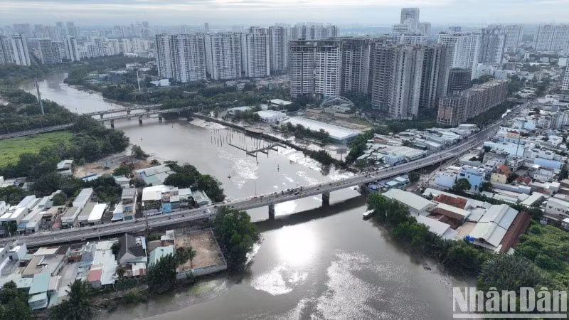 Cầu Rạch Đỉa nối đôi bờ Quận 7 và huyện Nhà Bè. Cầu Rạch Đỉa nối đôi bờ Quận 7 và huyện Nhà Bè.