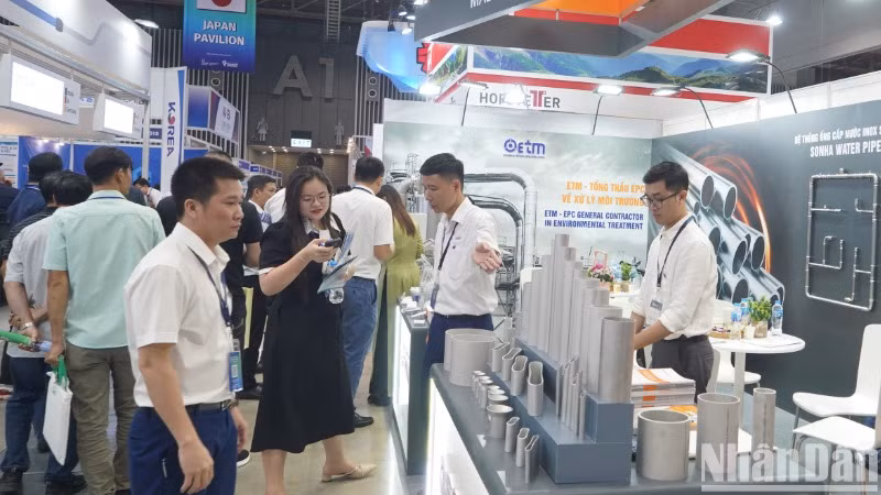 Triển lãm về ngành Cấp thoát nước, Công nghệ lọc nước và xử lý nước thải tại Việt Nam - Vietwater 2024 đông đảo khách tham quan các gian hàng.