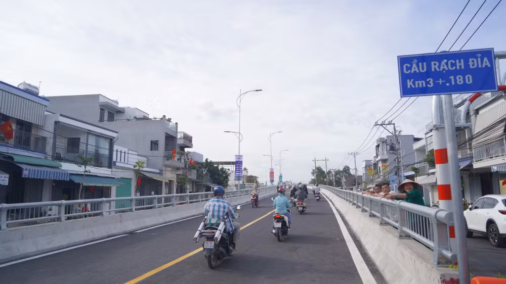 Đông đảo người dân phấn khởi đứng hai bên đường nhìn xe lưu thông qua lại. Đông đảo người dân phấn khởi đứng hai bên đường nhìn xe lưu thông qua lại.