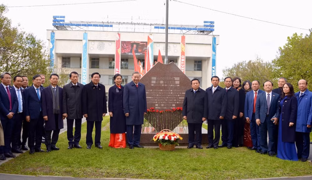 Tổng Bí thư Tô Lâm và Phu nhân cùng đoàn đại biểu cấp cao Việt Nam đặt hoa tại tấm biển lưu danh Tổng Bí thư Lê Duẩn ở Moskva. (Ảnh: TTXVN)
