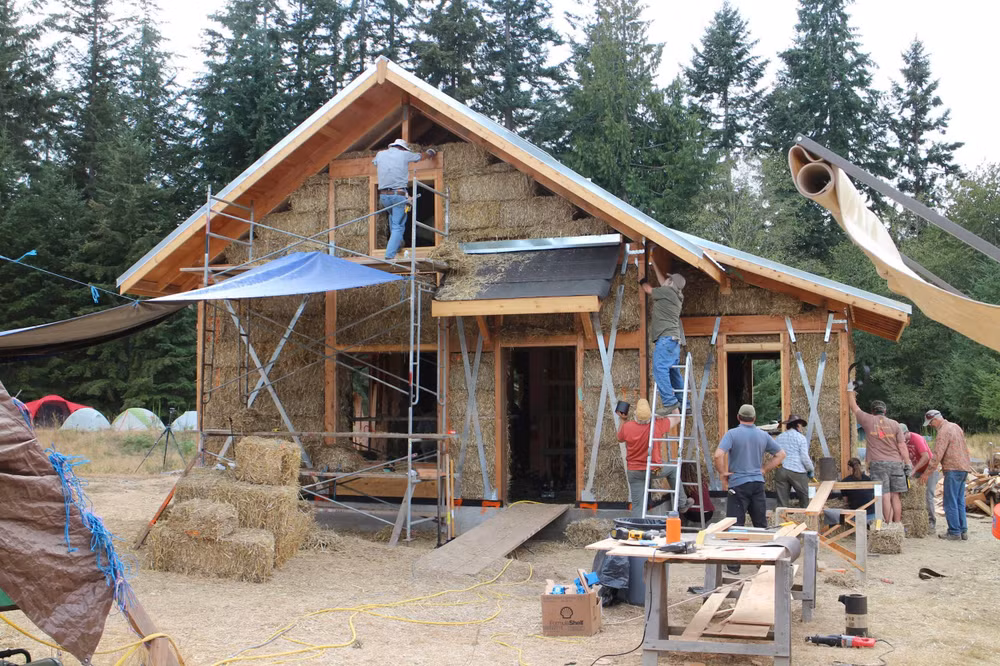 Dựng nhà với rơm đóng kiện và gỗ. Nguồn: Strawbale.com 