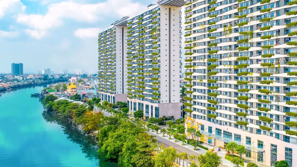 Dự án Diamond Lotus Riverside (Thành phố Hồ Chí Minh) được thiết kế, xây dựng và vận hành theo tiêu chuẩn công trình xanh LEED, là một trong năm công trình xanh tốt nhất năm 2020 theo bình chọn của Hiệp hội Bất động sản Việt Nam. Nguồn: PHUC KHANG CORPORATION 