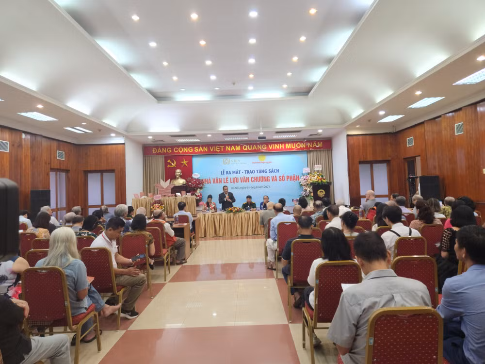 Lễ ra mắt sách "Nhà văn Lê Lựu-Văn chương và số phận". Lễ ra mắt sách "Nhà văn Lê Lựu-Văn chương và số phận".