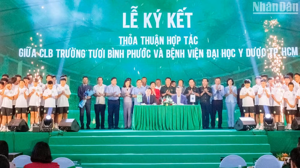 Câu lạc bộ Trường Tươi Bình Phước và Bệnh viện Đại học Y dược Thành phố Hồ Chí Minh ký kết thỏa thuận hợp tác. Câu lạc bộ Trường Tươi Bình Phước và Bệnh viện Đại học Y dược Thành phố Hồ Chí Minh ký kết thỏa thuận hợp tác.