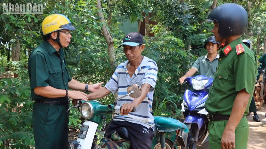 Cựu chiến binh tỉnh Bình Phước tham gia bảo vệ an ninh ở cơ sở.