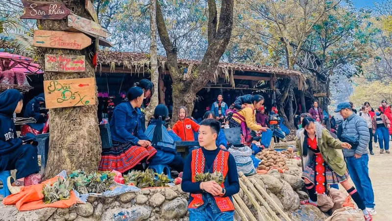 Nếu đến Sin Suối Hồ vào vào thứ 7, chủ nhật hằng tuần bạn có thể trải nghiệm chợ phiên ngay tại bản. Nếu đến Sin Suối Hồ vào vào thứ 7, chủ nhật hằng tuần bạn có thể trải nghiệm chợ phiên ngay tại bản.