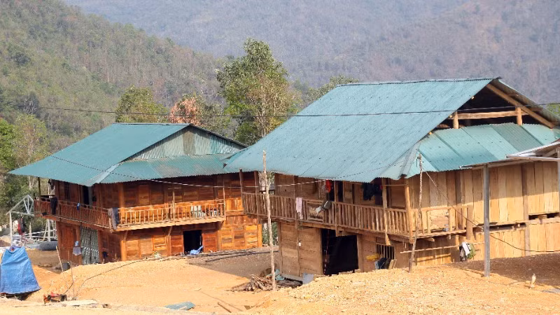 Những ngôi nhà khang trang tại nơi ở mới của bà con Nậm Suổng.