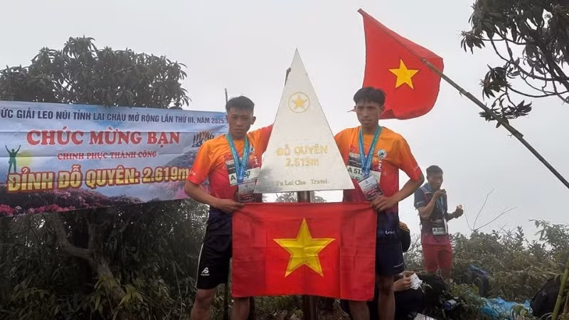 Những vận động viên đầu tiên chinh phục thành công đỉnh Đỗ Quyên trong buổi sáng 23/3.