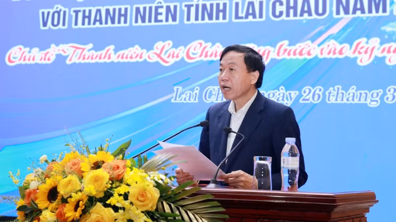 Ông Lê Văn Lương, Chủ tịch Ủy ban nhân dân tỉnh Lai Châu tại buổi đối thoại với thanh niên.