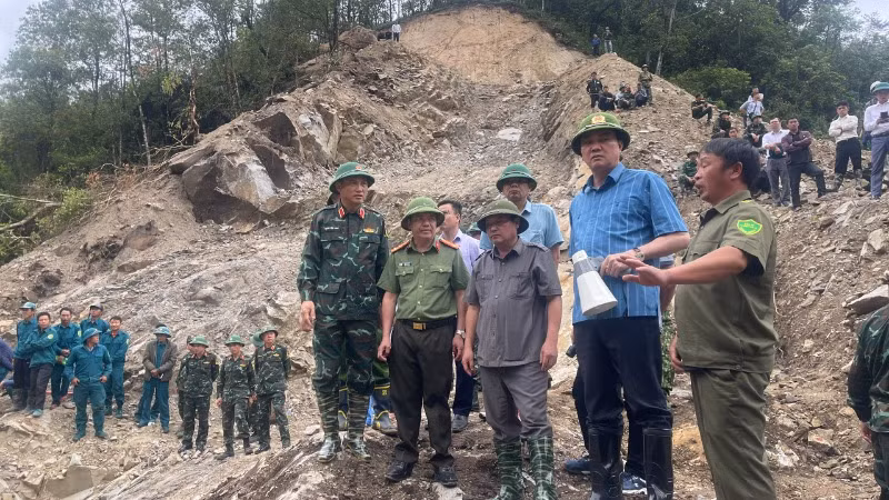 Lãnh đạo tỉnh Lai Châu và các đơn vị có mặt chỉ đạo tại hiện trường vụ sạt lở.