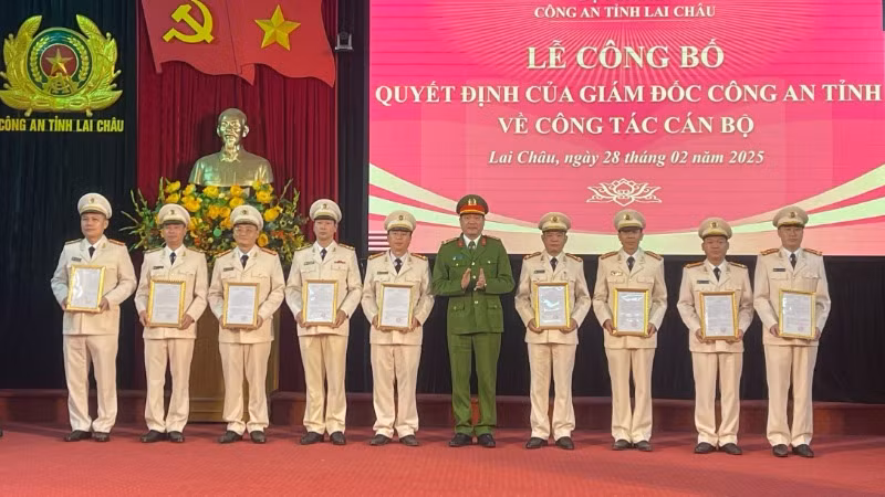 Công bố hàng loạt quyết định sắp xếp, tinh giảm nhân sự các cấp.