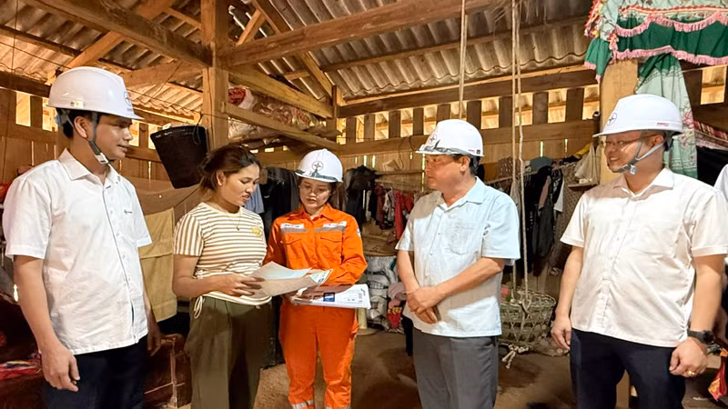 Hiện Lai Châu còn 8 điểm dân cư với hơn 2.000 hộ chưa có điện; Mục tiêu của ngành điện Lai Châu giai đoạn 2025-2030 điện sẽ phủ sáng tất cả các điểm dân cư này. Hiện Lai Châu còn 8 điểm dân cư với hơn 2.000 hộ chưa có điện; Mục tiêu của ngành điện Lai Châu giai đoạn 2025-2030 điện sẽ phủ sáng tất cả các điểm dân cư này.