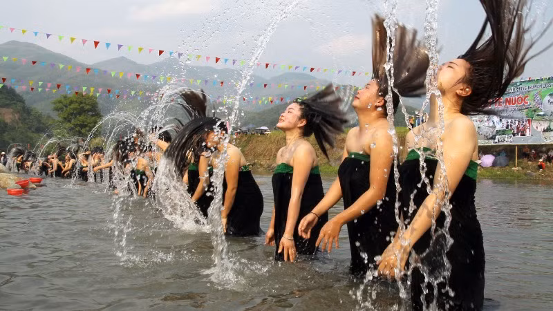 Màn trình diễn gội đầu bên suối trong Lễ hội của người Thái. Màn trình diễn gội đầu bên suối trong Lễ hội của người Thái.