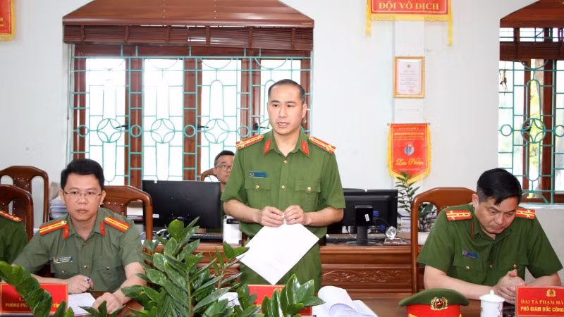 Đại diện Ban Chuyên án báo cáo tại buổi biểu dương khen thưởng. Đại diện Ban Chuyên án báo cáo tại buổi biểu dương khen thưởng.