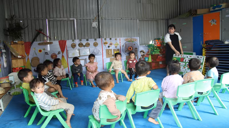 Học sinh mầm non học trong phòng học tạm ngay tại điểm trường trung tâm xã Nậm Manh. Học sinh mầm non học trong phòng học tạm ngay tại điểm trường trung tâm xã Nậm Manh.