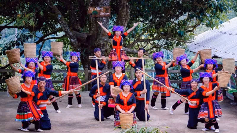 Những người “nông dân đa tài” của Sin Suối Hồ biểu diễn các tiết mục dân ca, dân vũ của dân tộc H'Mông phục vụ du khách. Những người “nông dân đa tài” của Sin Suối Hồ biểu diễn các tiết mục dân ca, dân vũ của dân tộc H'Mông phục vụ du khách.