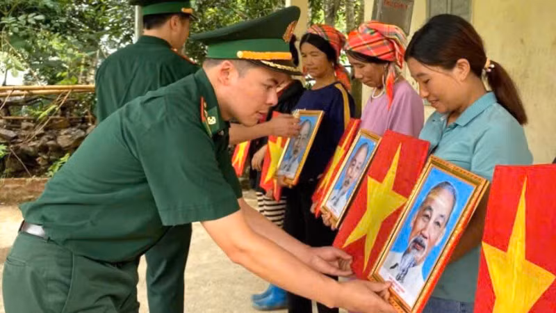 Trước đó, Bộ đội Biên phòng tỉnh Lai Châu cũng đã trao tặng 6.468 cờ Tổ quốc và ảnh Bác Hồ cho đồng bào khu vực biên giới.