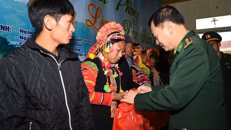 Tặng các suất quà Tết cho bà con vùng biên.