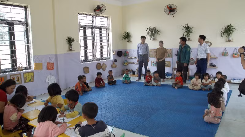 Tại nơi ở mới, con em đồng bào được học tập trong ngôi trường khang trang.