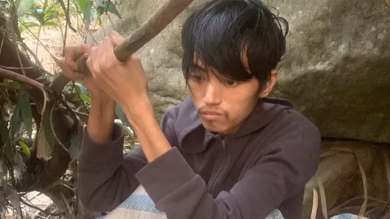 Đối tượng Việt lẩn trốn trên rừng trước khi bị bắt.