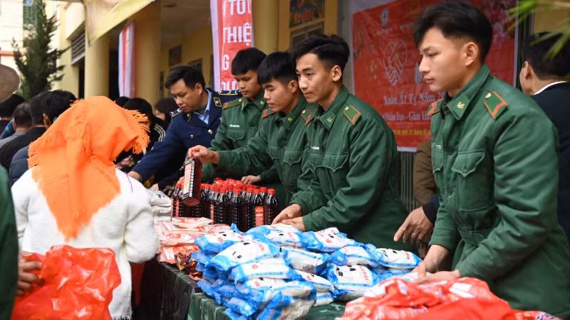 Gian hàng "0 đồng" đưa nhu yếu phẩm thiết yếu đến với bà con.