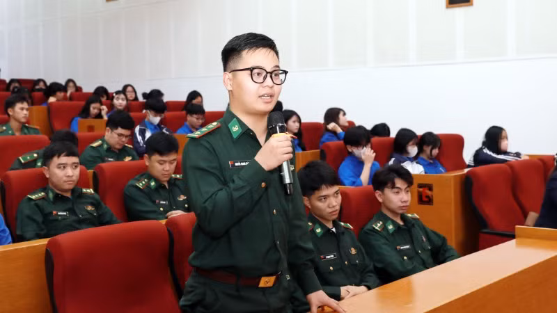 Đại diện thanh niên trong lực lượng vũ trang Lai Châu phát biểu tại buổi đối thoại.