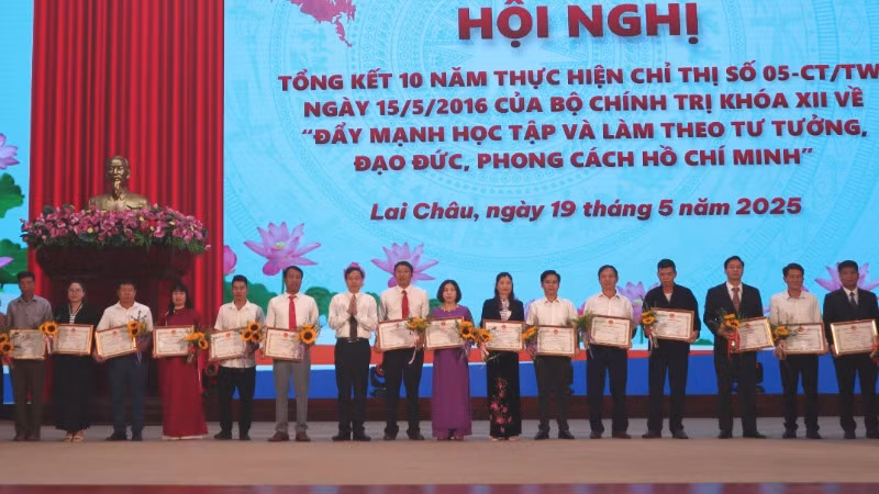 Chủ tịch tỉnh Lai Châu tặng Bằng khen các tập thể, cá nhân điển hình trong học tập và làm theo Bác. 