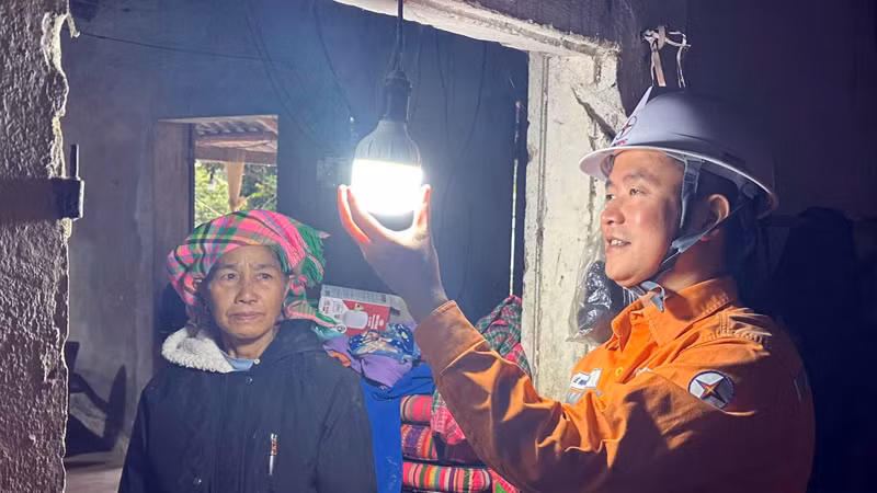 Lai Châu hiện có 97,83% số hộ được sử dụng điện, vượt chỉ tiêu Nghị quyết Đại hội Đảng bộ tỉnh lần thứ XIV trước gần 4 năm. Lai Châu hiện có 97,83% số hộ được sử dụng điện, vượt chỉ tiêu Nghị quyết Đại hội Đảng bộ tỉnh lần thứ XIV trước gần 4 năm.