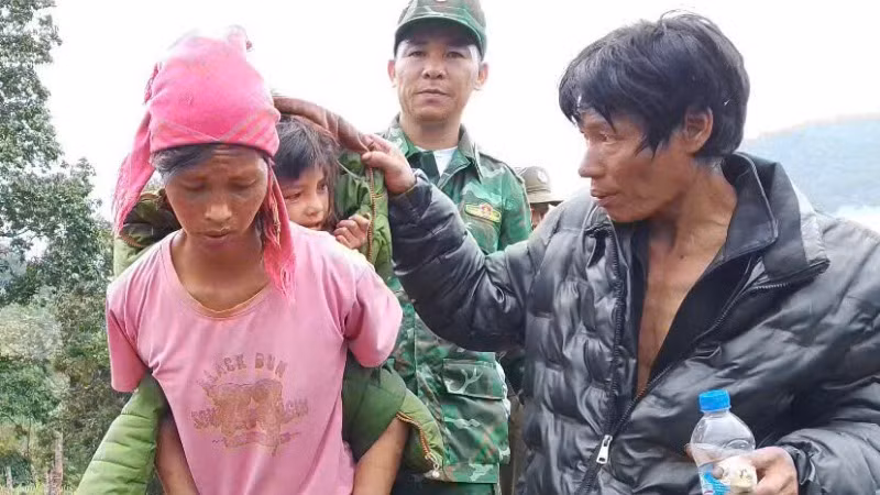 Cháu Xô được bố mẹ đón về sau hai ngày đi lạc trong rừng.