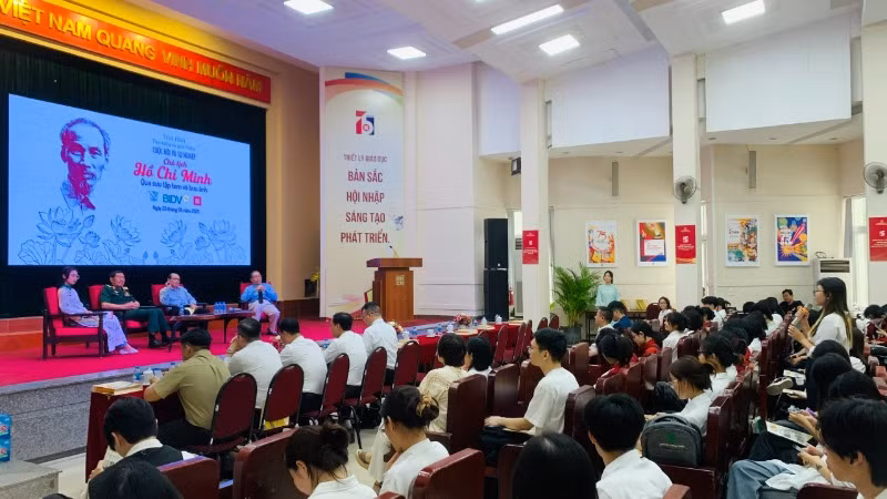 Các khách mời giao lưu với sinh viên Trường đại học Mỹ thuật Công nghiệp thông qua các câu hỏi về cuộc đời và sự nghiệp của Chủ tịch Hồ Chí Minh. (Ảnh: SONG ANH)